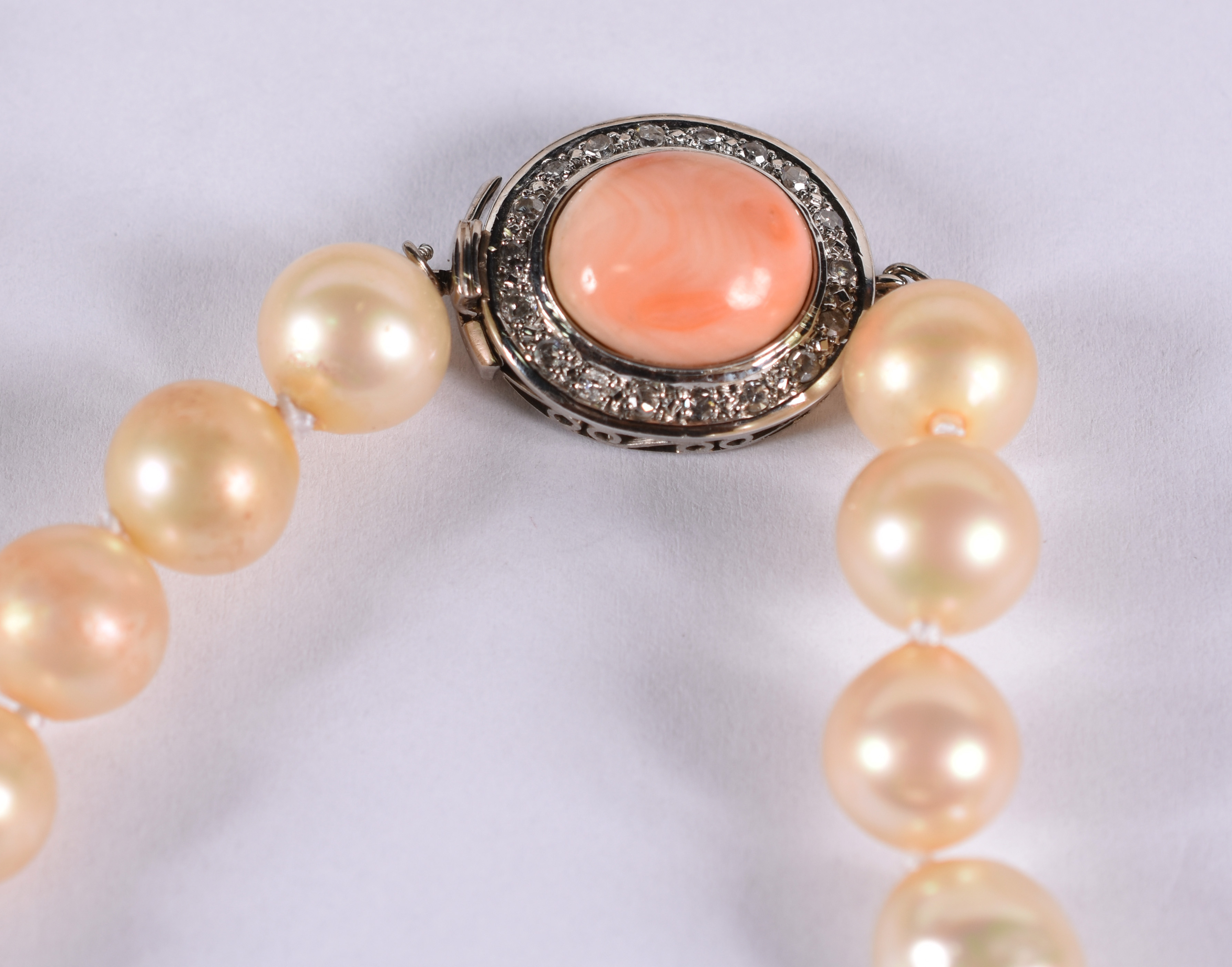 Colar de pérolas com fecho em coral e brilhantes . ( Por questão de... - foto 2 de 3