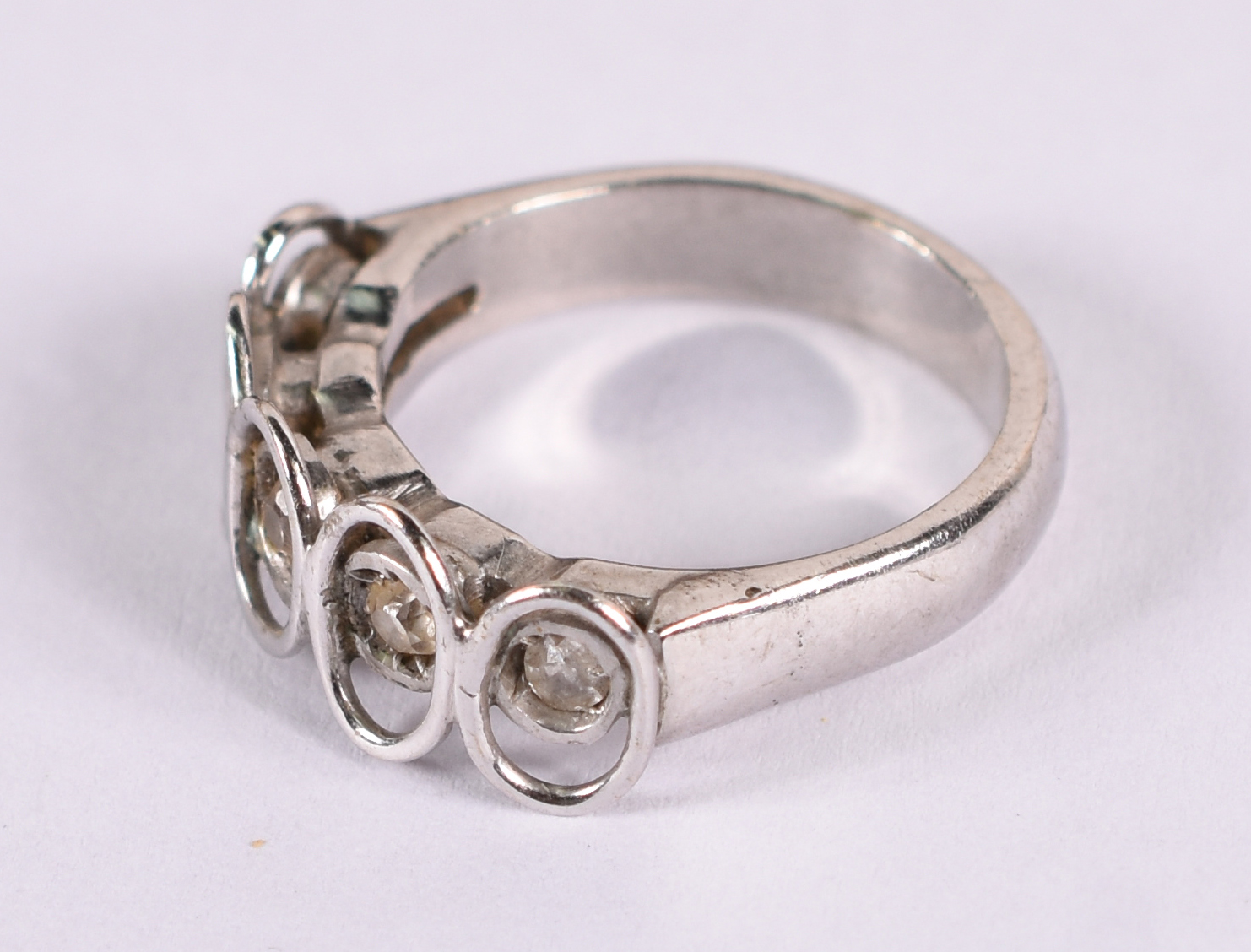 Anel de ouro branco 18 k com 5 brilhantes . Aro 20 ( Por questão de... - foto 2 de 3