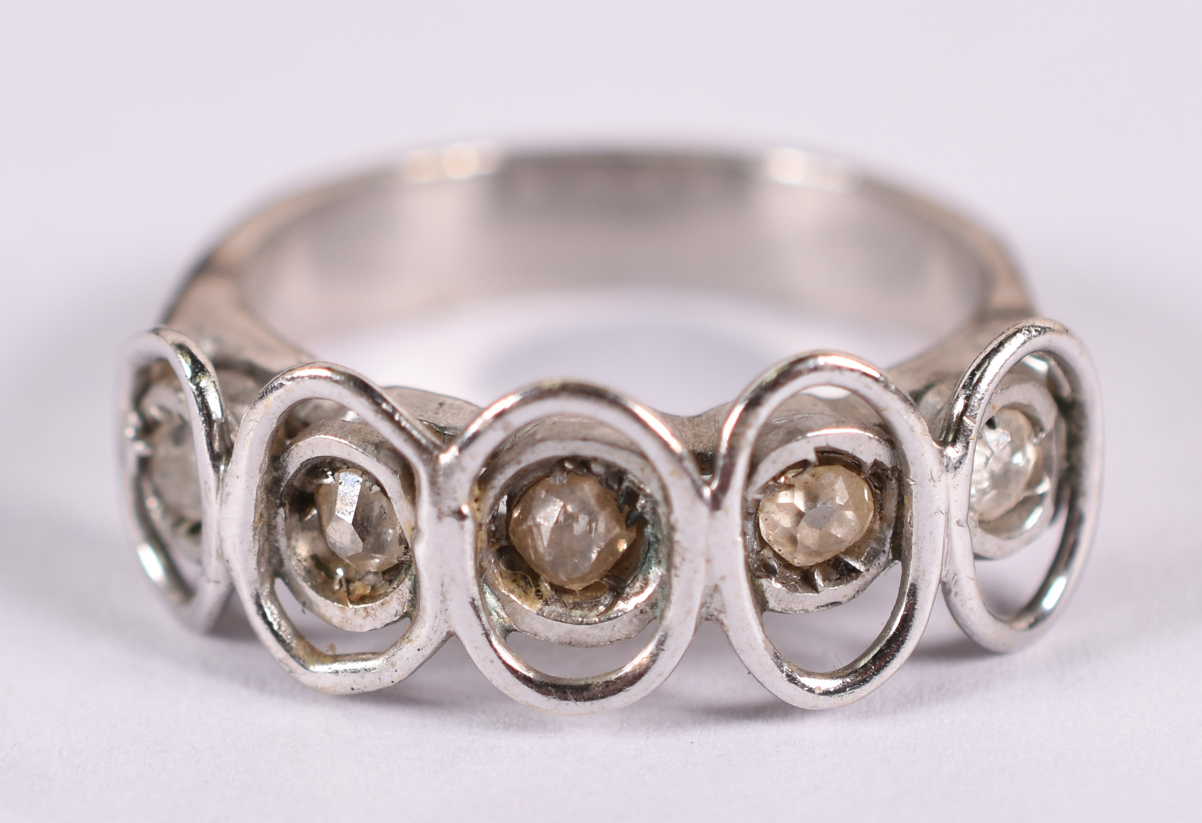 Anel de ouro branco 18 k com 5 brilhantes . Aro 20 ( Por questão de... - foto 1 de 3