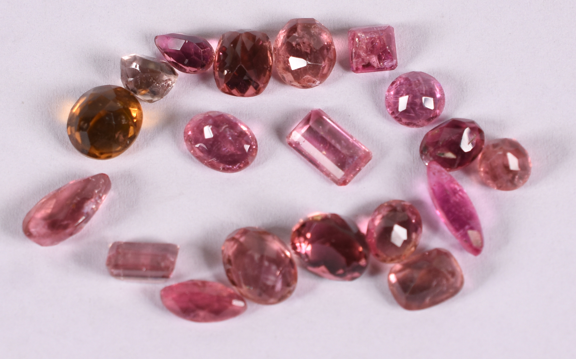 Trinta e duas pedras turmalinas rosas . 38,7 ct. ( Por questão de... - foto 2 de 2