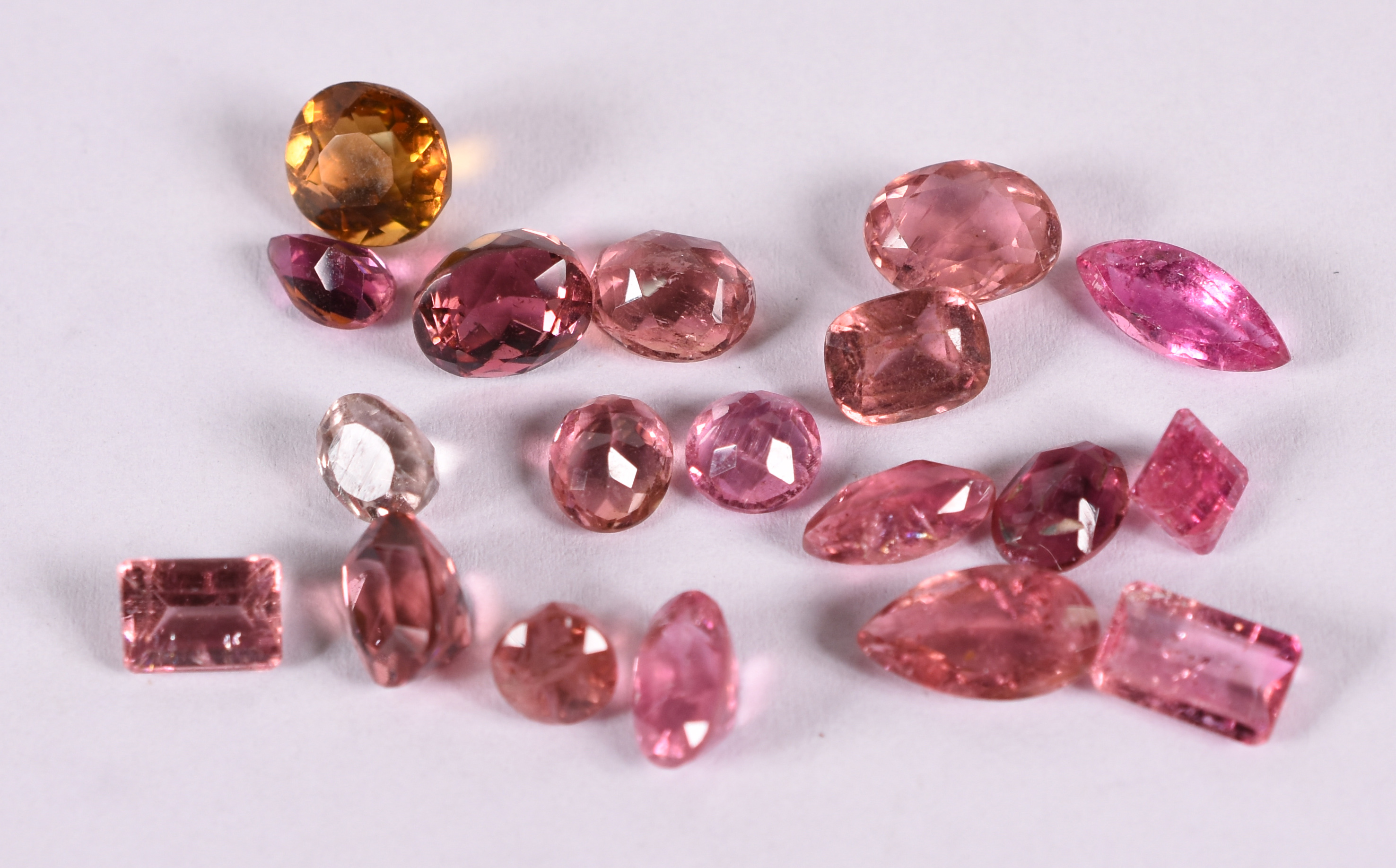 Trinta e duas pedras turmalinas rosas . 38,7 ct. ( Por questão de... - foto 1 de 2