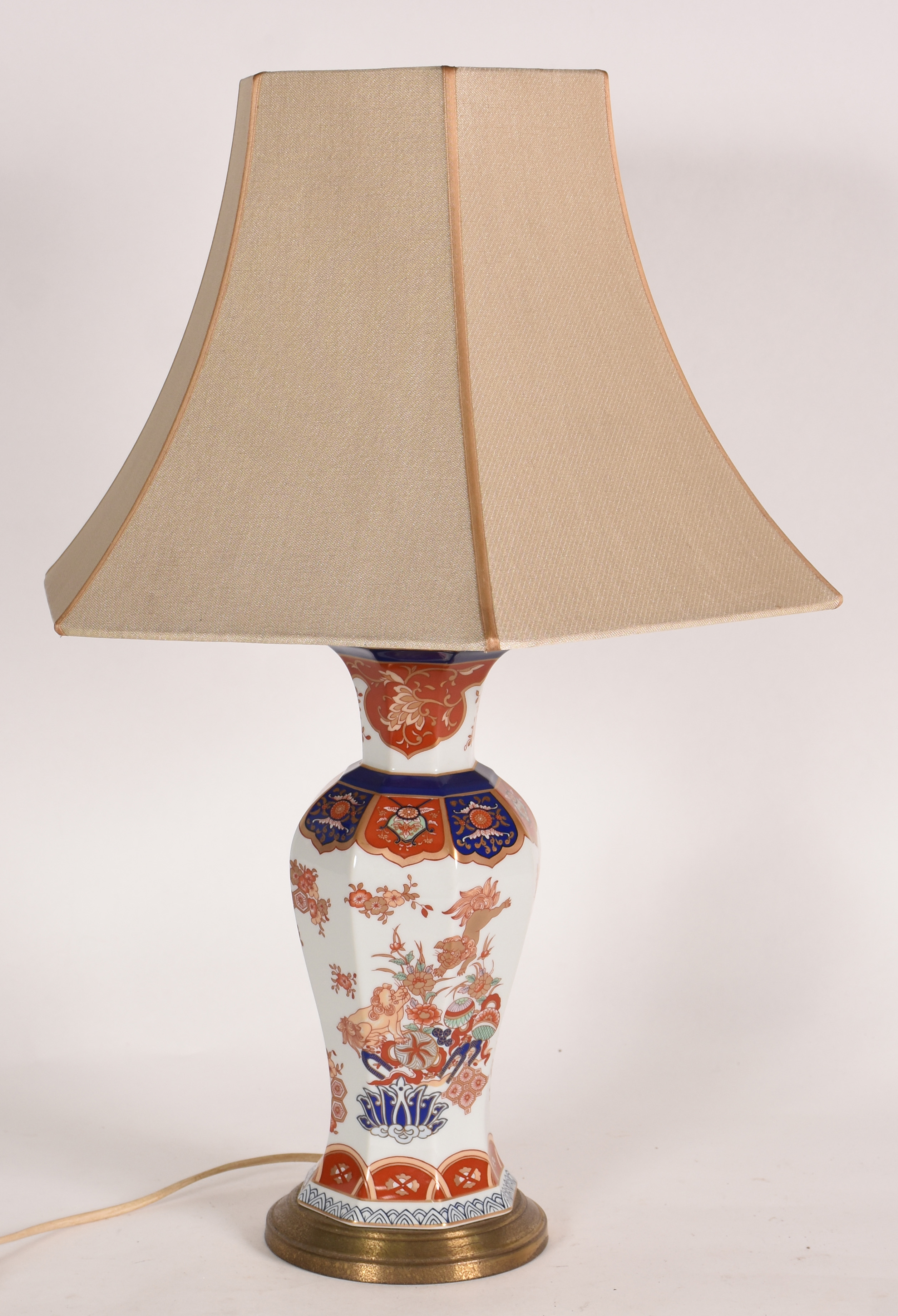 Abatjour de porcelana decorada ao gosto oriental Imari, acompanha... - foto 2 de 3