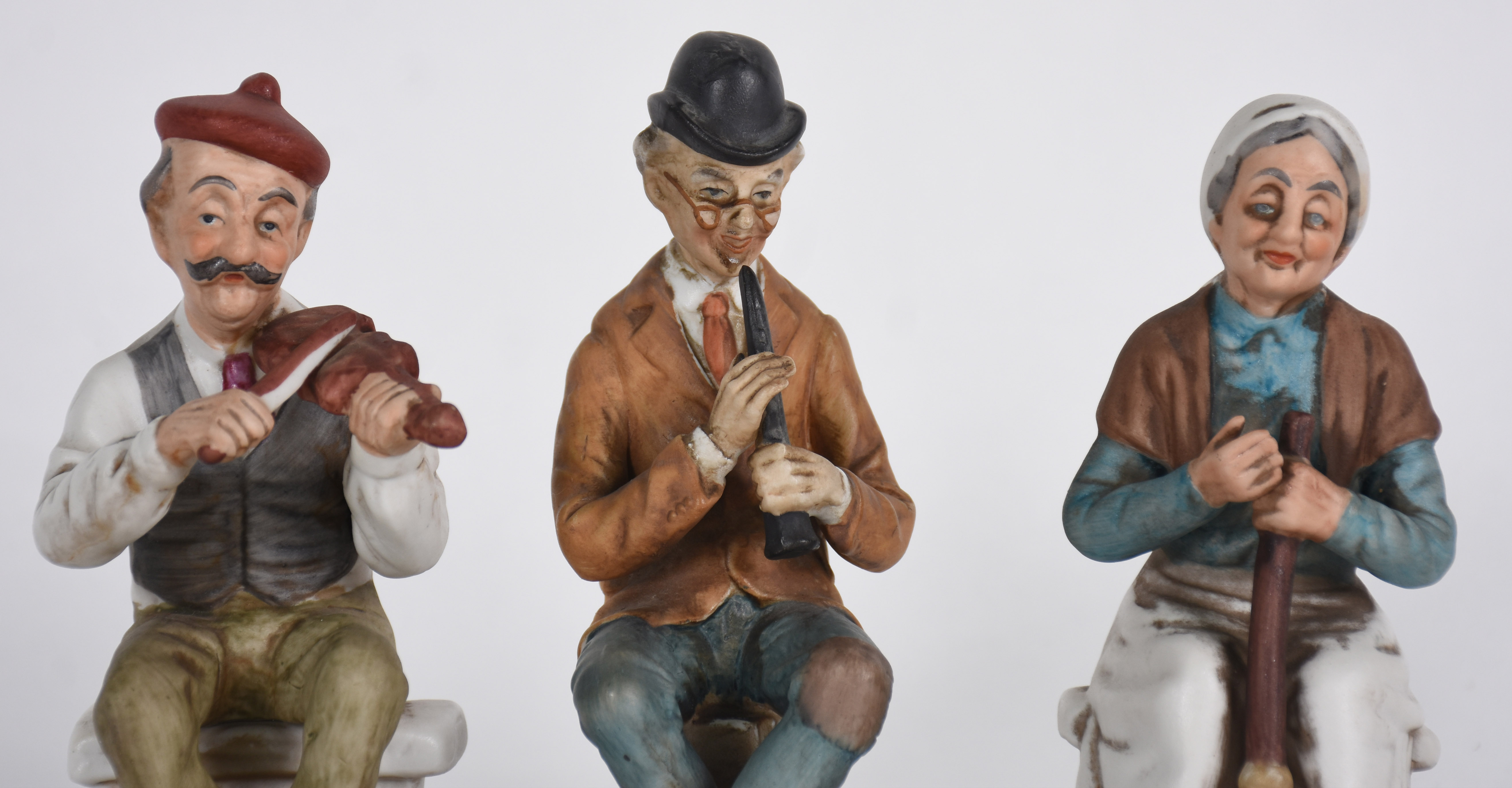 Três estatuetas de porcelana representando Músicos. - foto 2 de 5