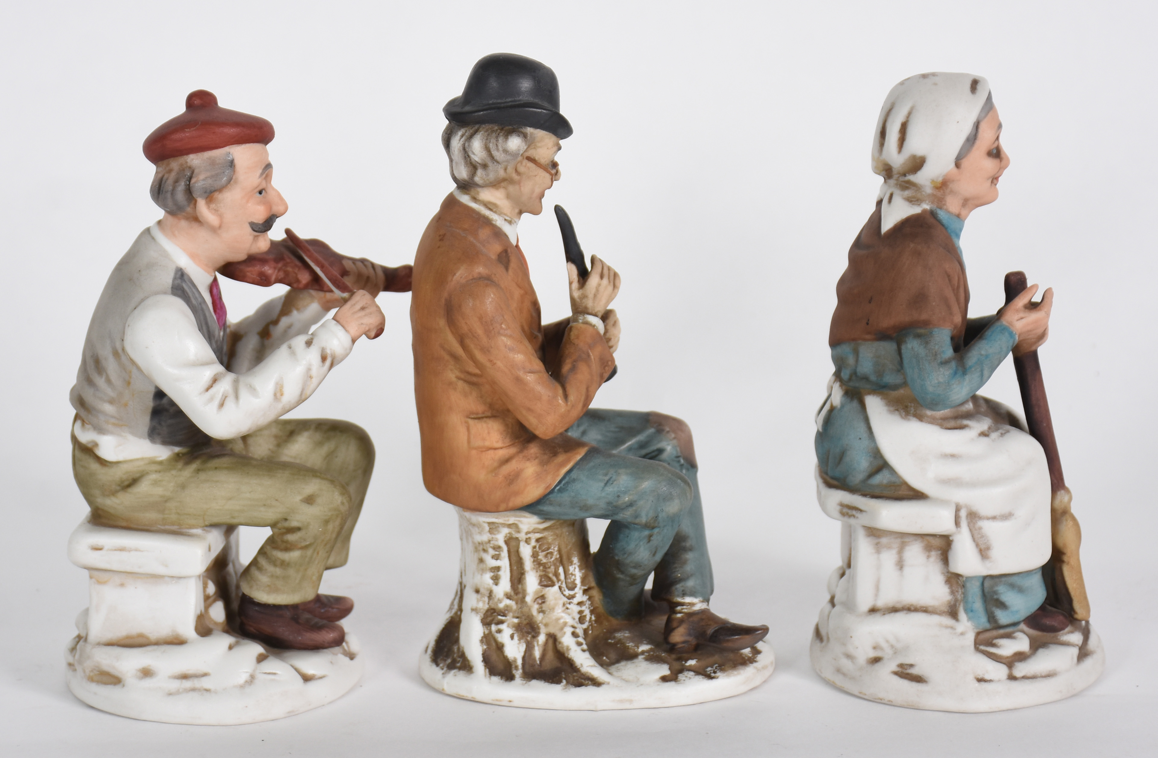 Três estatuetas de porcelana representando Músicos. - foto 3 de 5