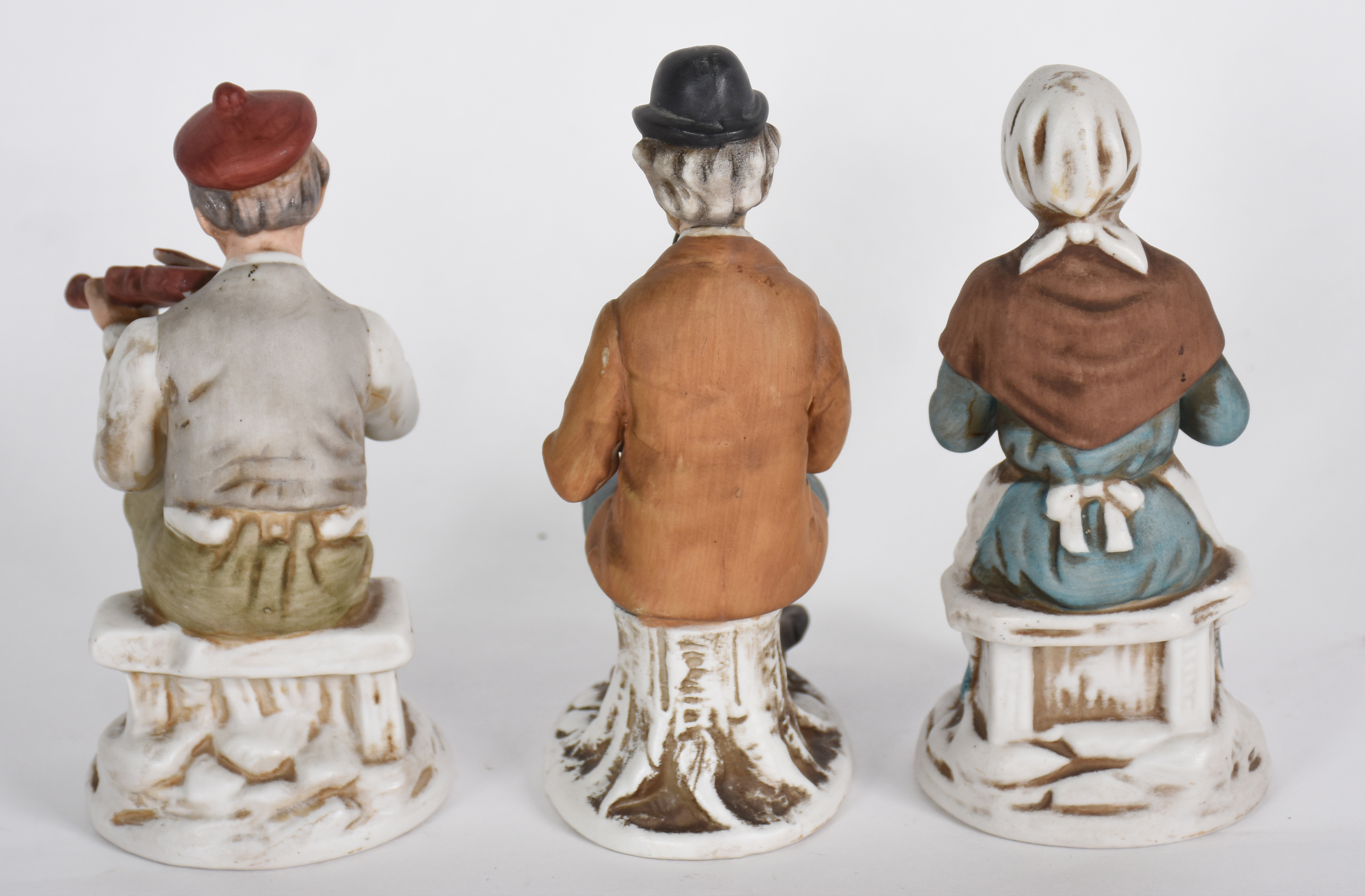 Três estatuetas de porcelana representando Músicos. - foto 4 de 5