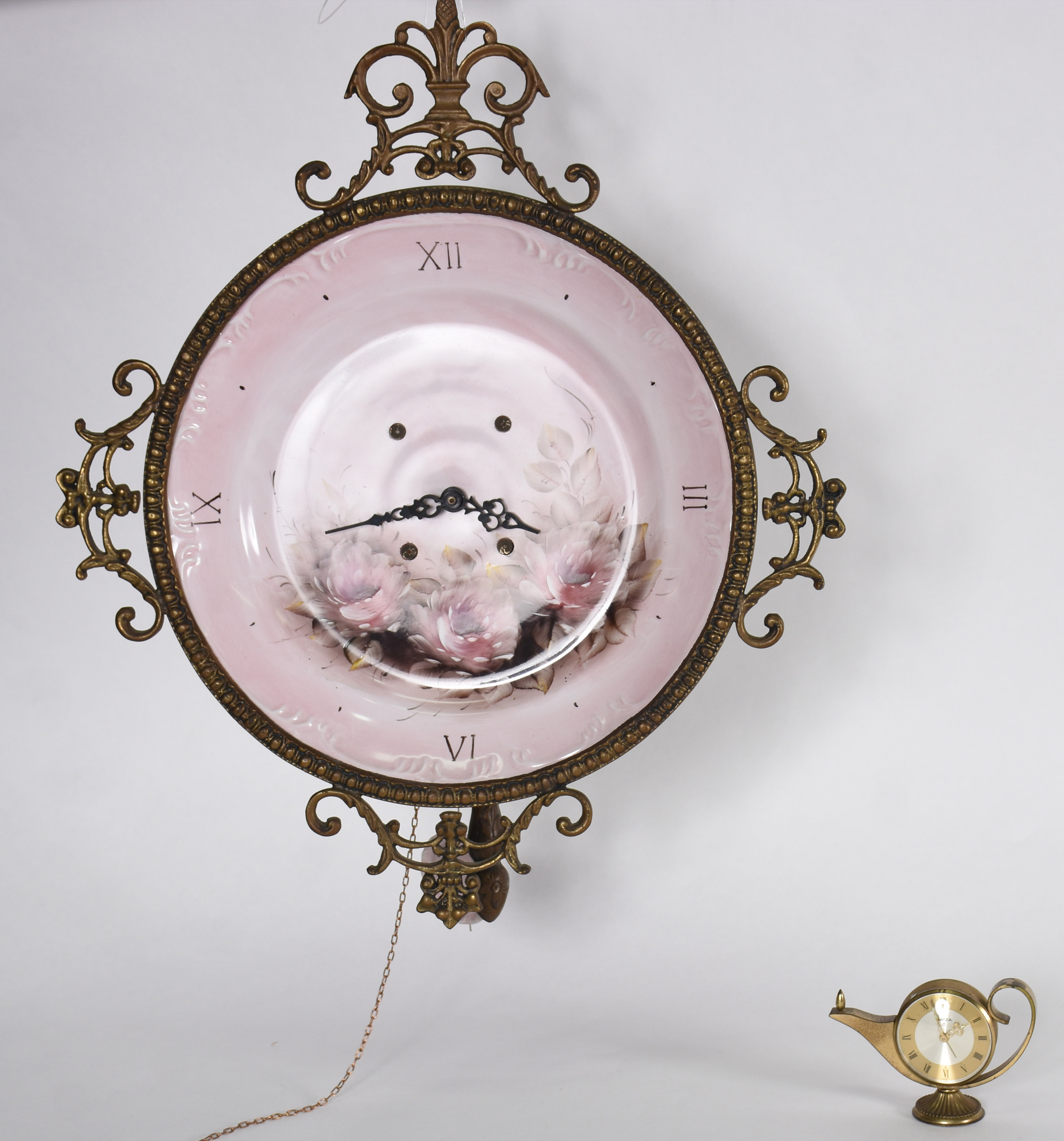 Dois relógios : 1 de porcelana e um em forma de " lâmpada de Alladin... - foto 1 de 7