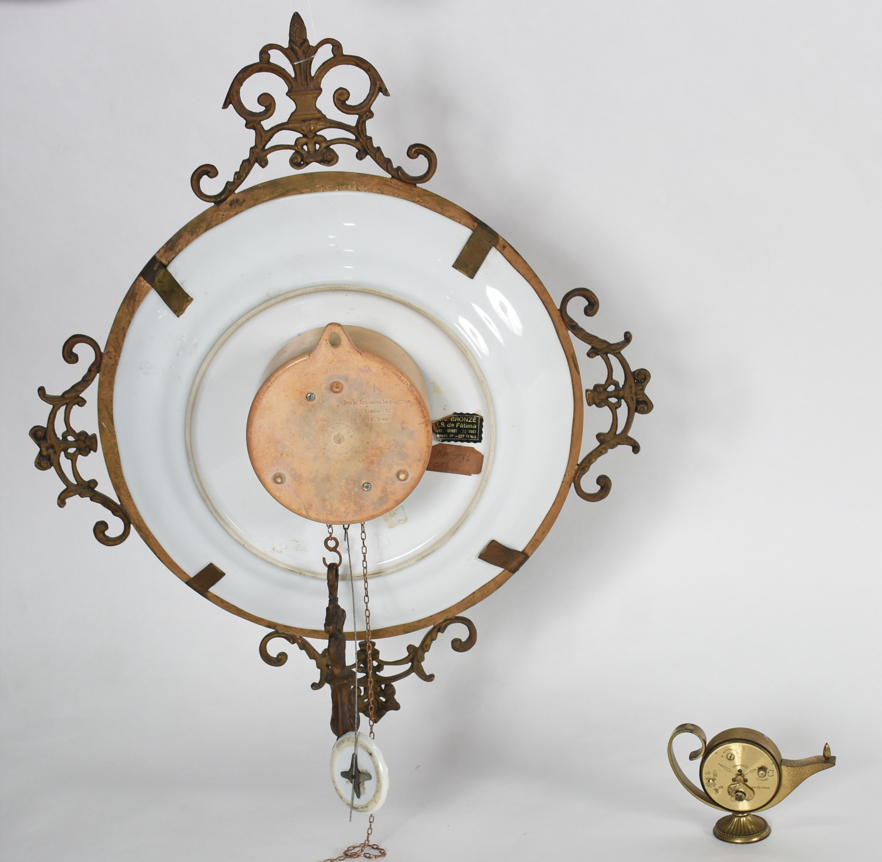 Dois relógios : 1 de porcelana e um em forma de " lâmpada de Alladin... - foto 2 de 7