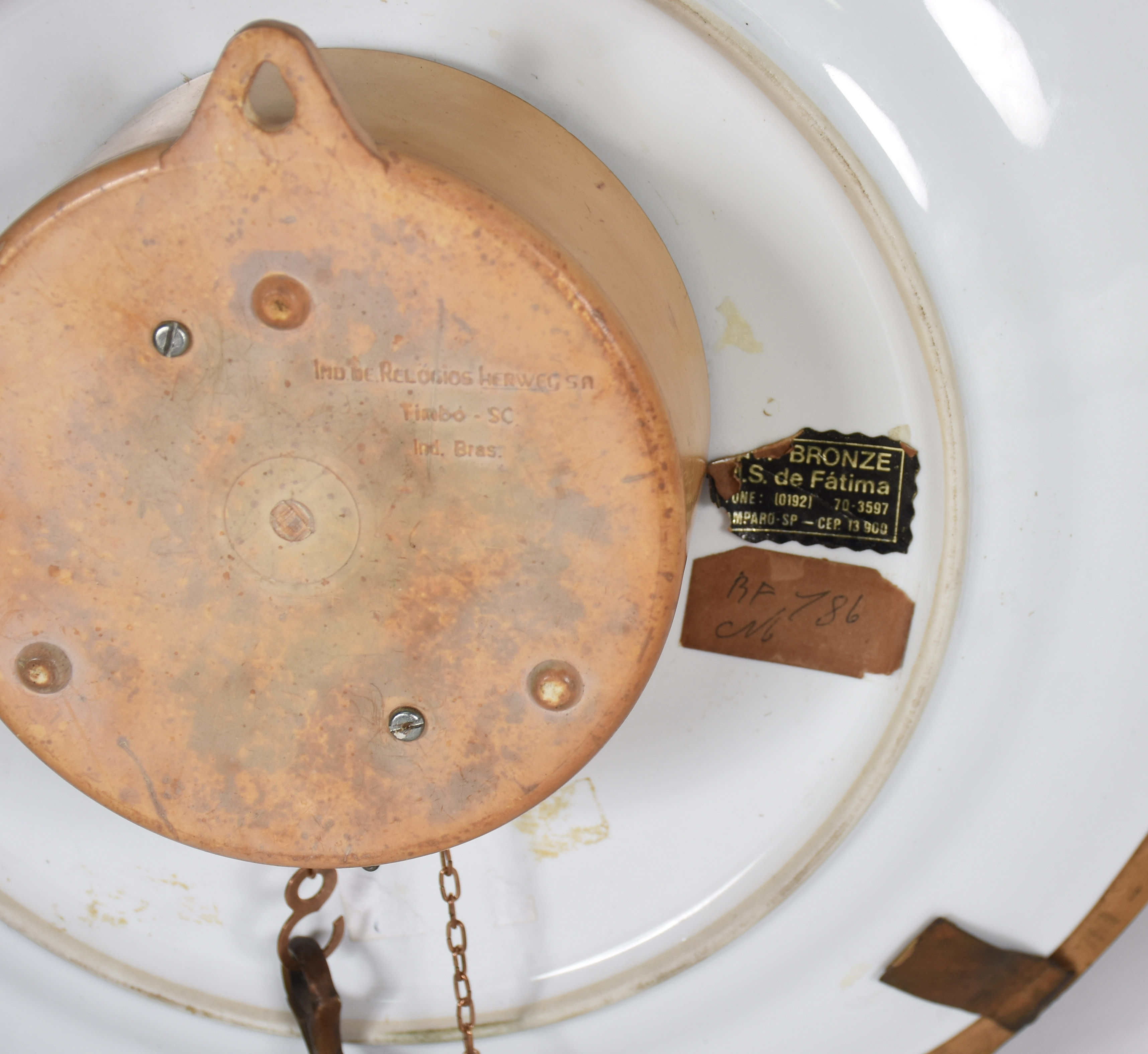 Dois relógios : 1 de porcelana e um em forma de " lâmpada de Alladin... - foto 3 de 7