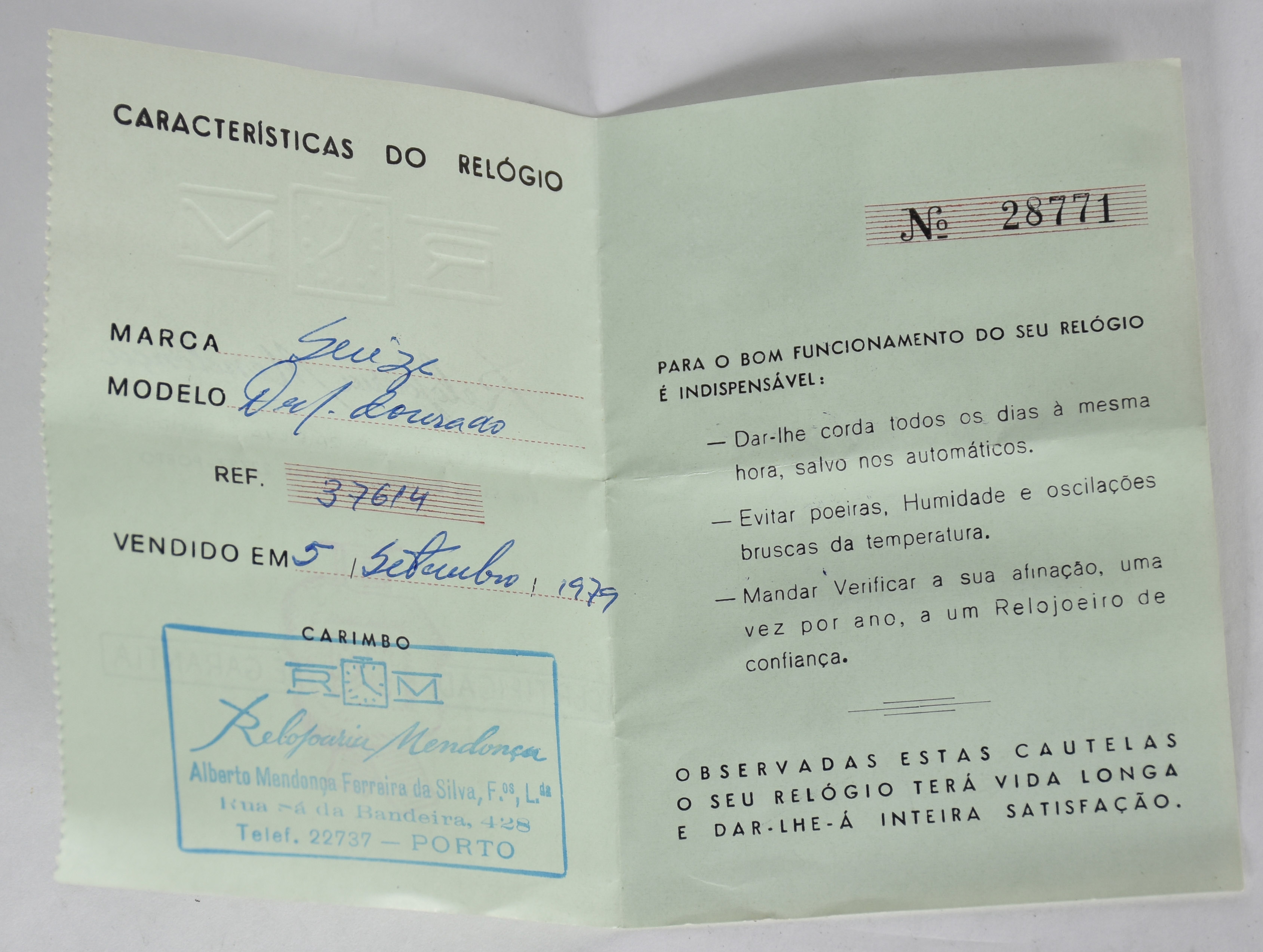 Dois relógios : 1 de porcelana e um em forma de " lâmpada de Alladin... - foto 7 de 7