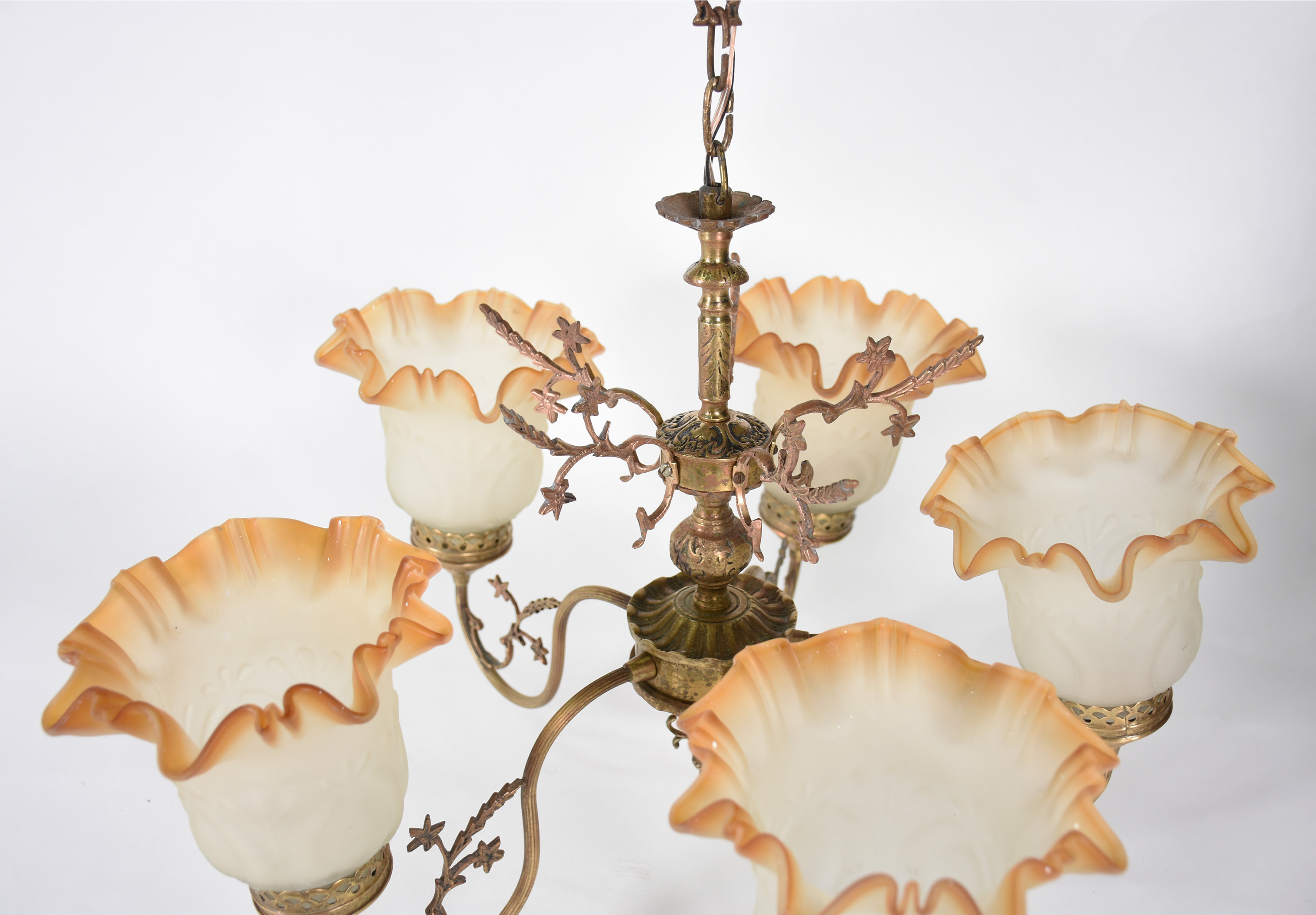 Lustre para 5 luzes de metal dourado com mangas de vidro fosco e... - foto 3 de 3