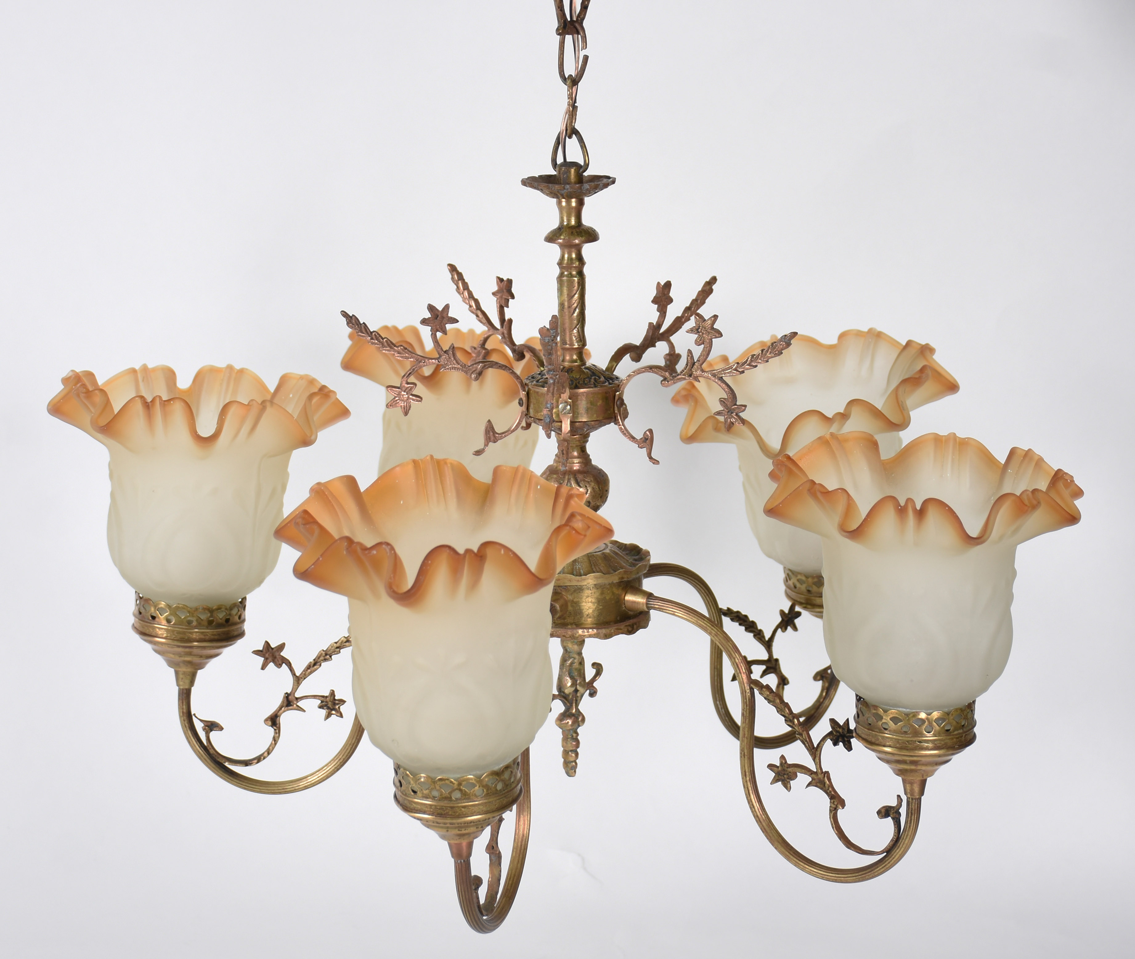 Lustre para 5 luzes de metal dourado com mangas de vidro fosco e... - foto 1 de 3