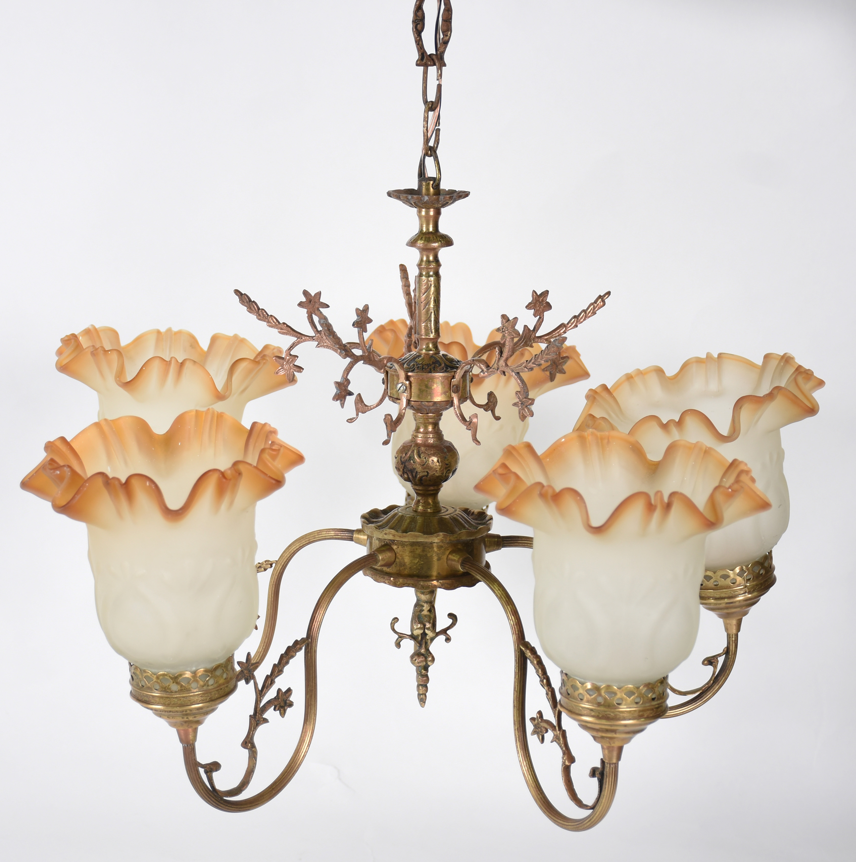 Lustre para 5 luzes de metal dourado com mangas de vidro fosco e... - foto 2 de 3