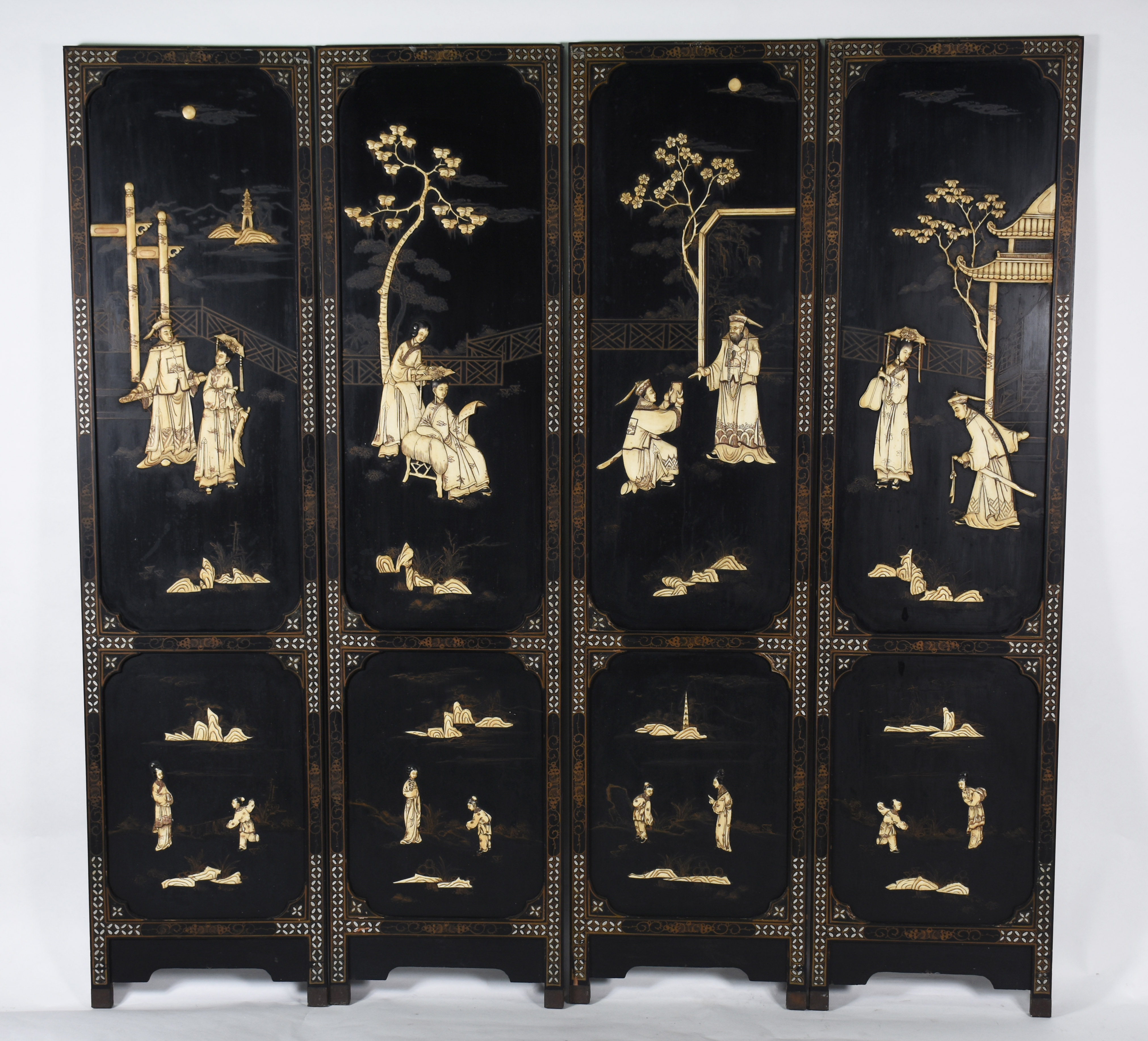 Biombo oriental de madeira com aplicações de marfim , com 4 folhas (... - foto 1 de 3