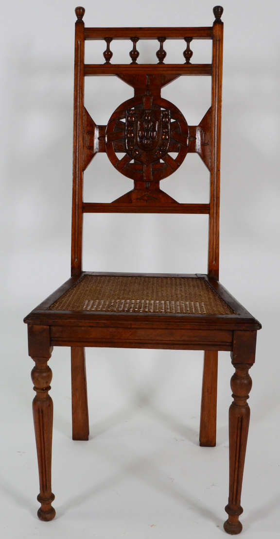 Cadeira brasonada – Espaldar vasado e entalhado com o emblema do... - foto 3 de 3