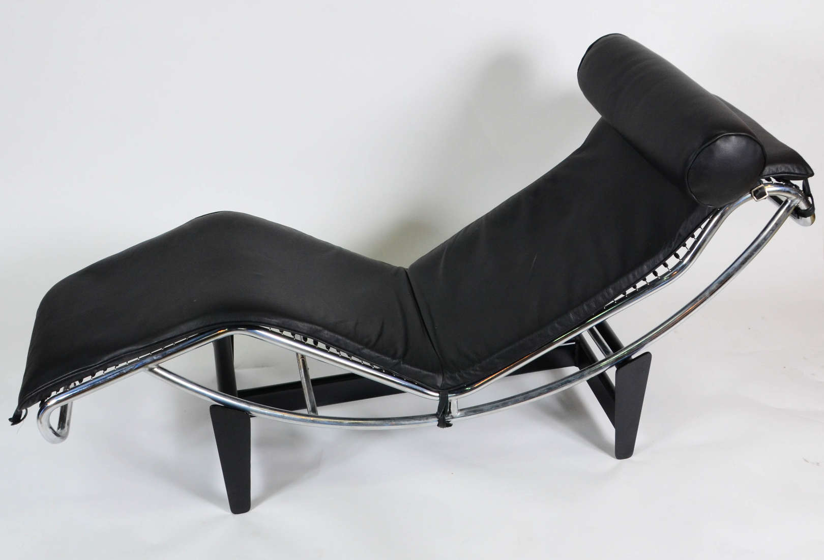 LE CORBUSIER – Chaise longue original fabricada pela “Forma” em metal... - foto 2 de 5