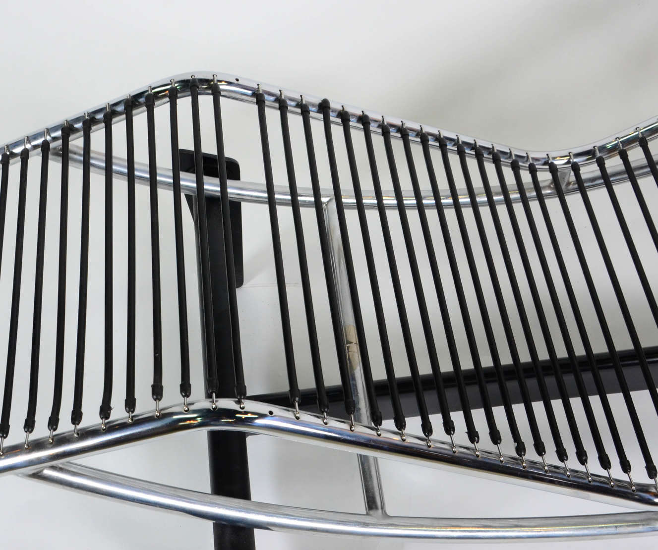 LE CORBUSIER – Chaise longue original fabricada pela “Forma” em metal... - foto 4 de 5