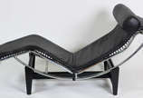 LE CORBUSIER – Chaise longue original fabricada... - LE CORBUSIER – Chaise longue original fabricada pela “Forma” em metal  cromado, pintado e couro natural (criada em 1928, foi o primeiro modelo d...