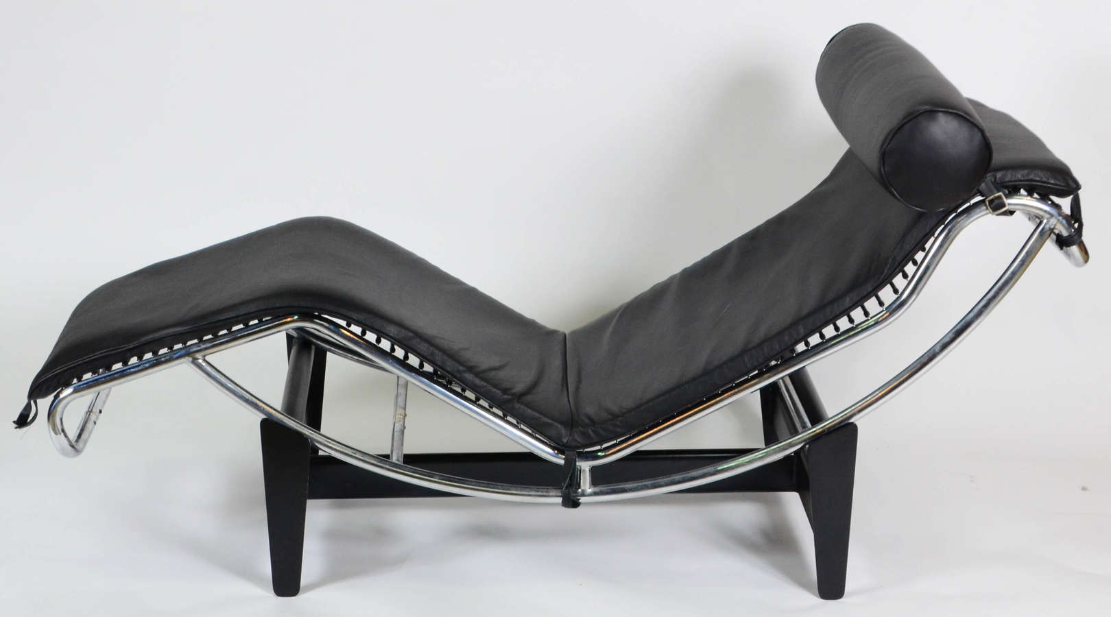 LE CORBUSIER – Chaise longue original fabricada pela “Forma” em metal... - foto 1 de 4