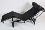 LE CORBUSIER – Chaise longue original fabricada... - LE CORBUSIER – Chaise longue original fabricada pela “Forma” em metal  cromado, pintado e couro natural (criada em 1928, foi o primeiro modelo d...