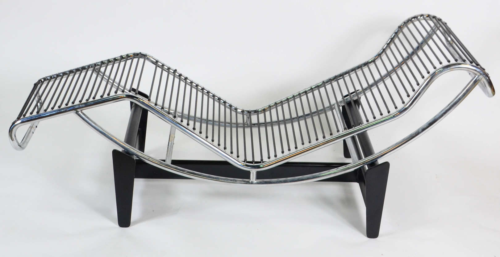 LE CORBUSIER – Chaise longue original fabricada pela “Forma” em metal... - foto 3 de 4