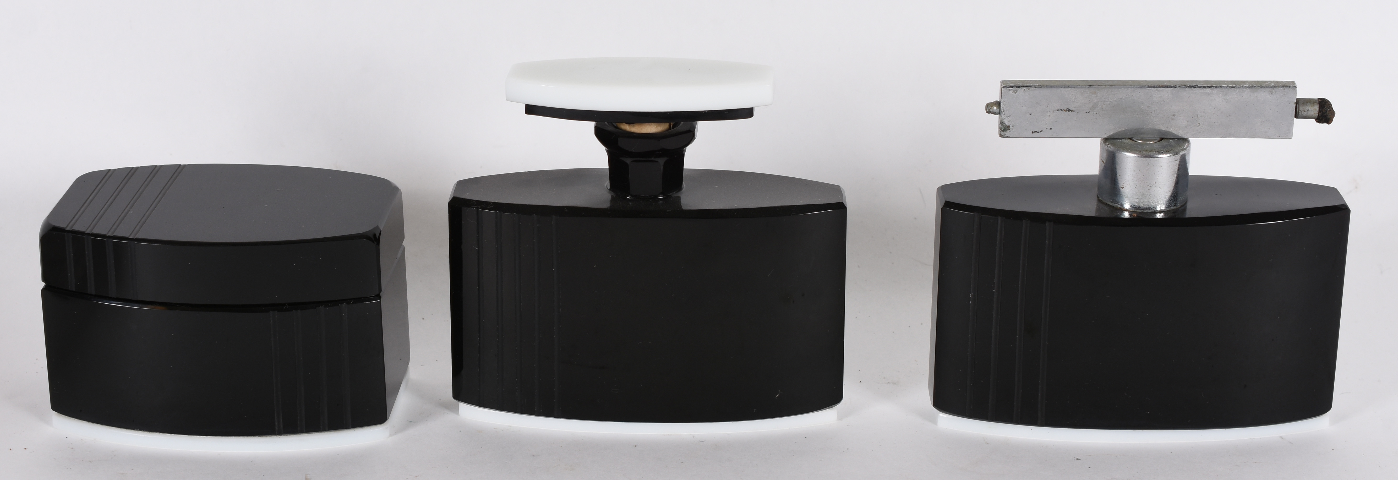 Conjunto “Art Deco” – Jogo para toilete com perfumeros e caixa –... - foto 1 de 2