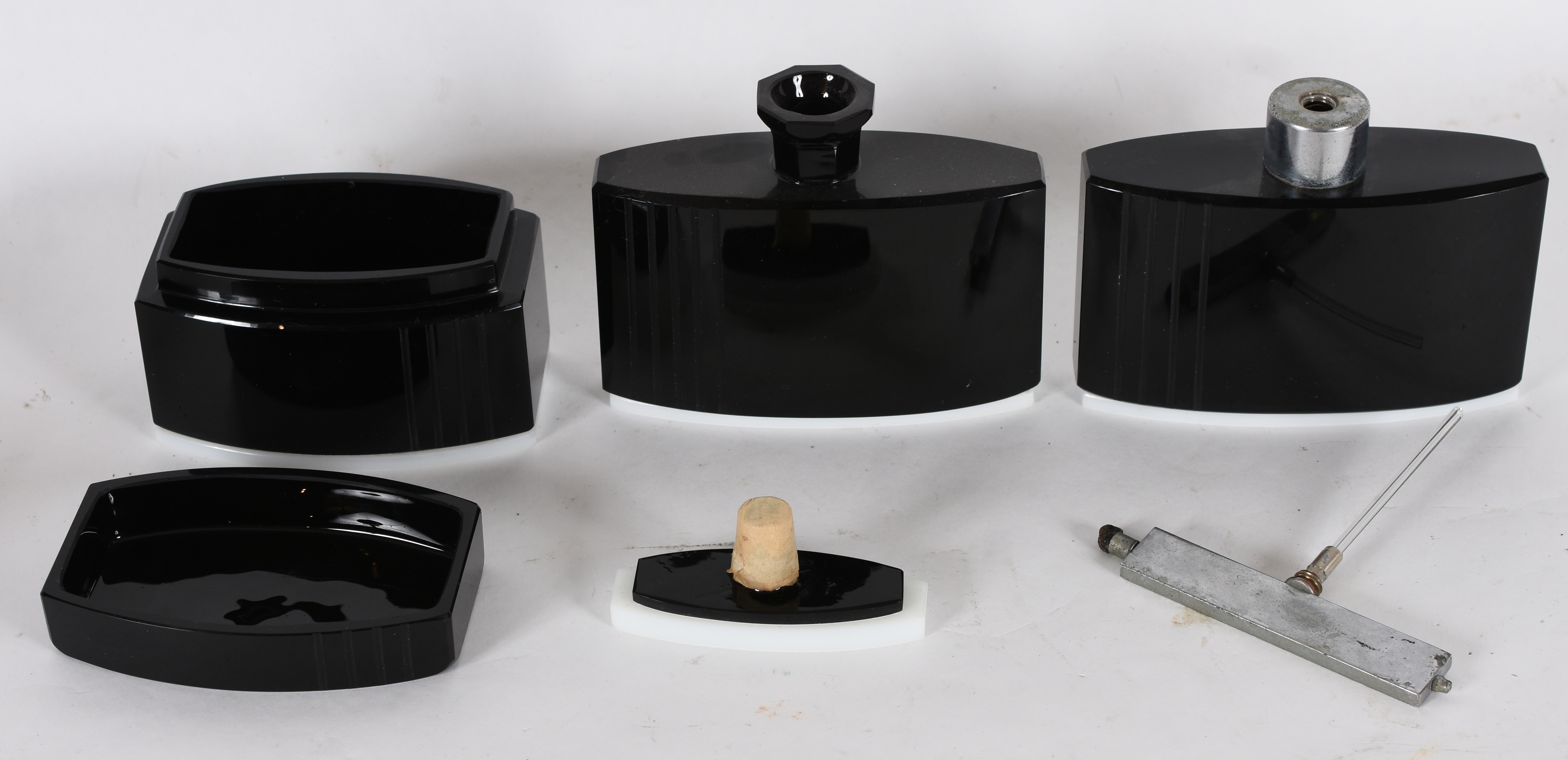 Conjunto “Art Deco” – Jogo para toilete com perfumeros e caixa –... - foto 2 de 2