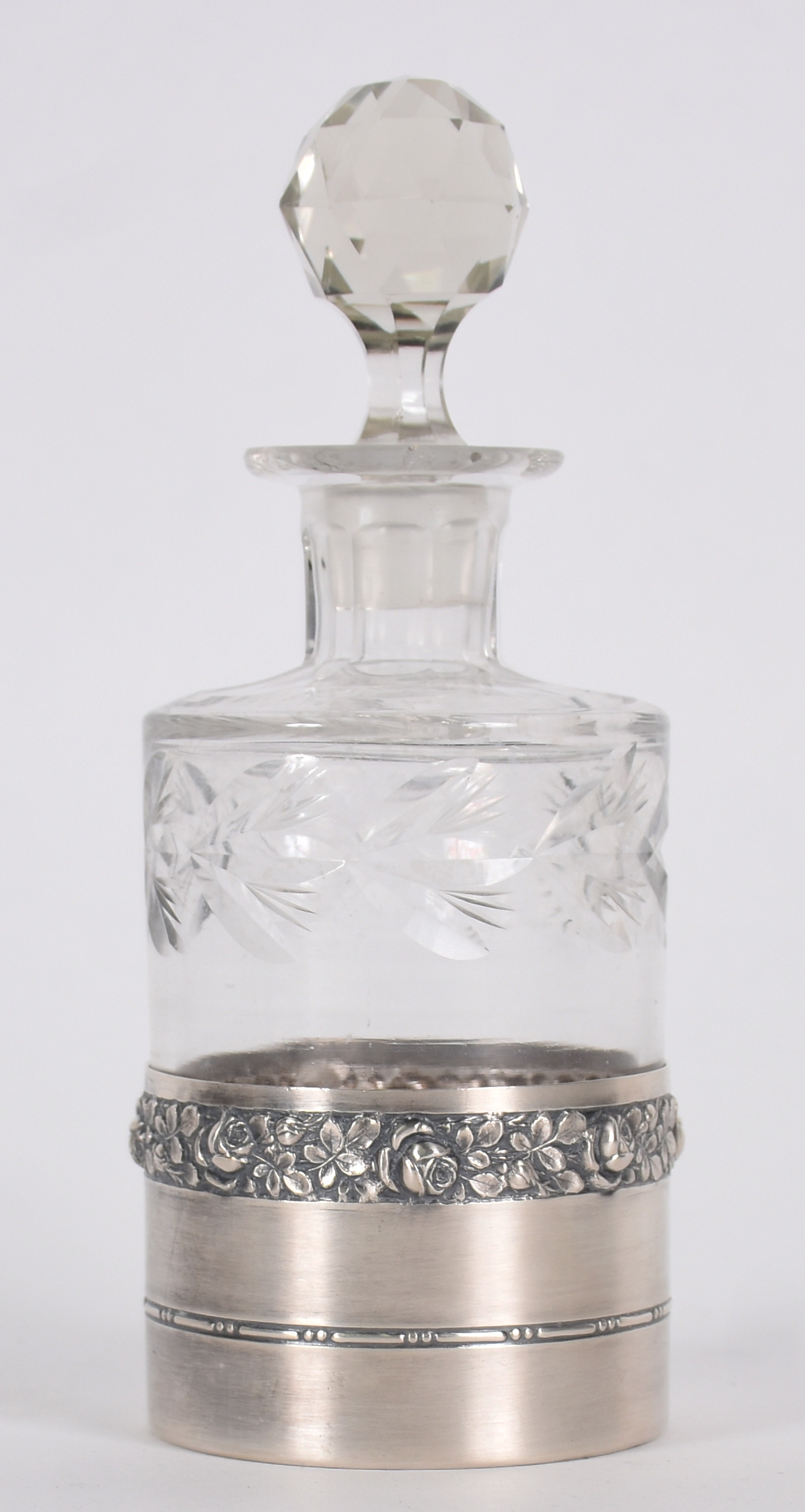 Perfumeiro com tampa em cristal europeu lapidado , suporte em prata... - foto 1 de 5