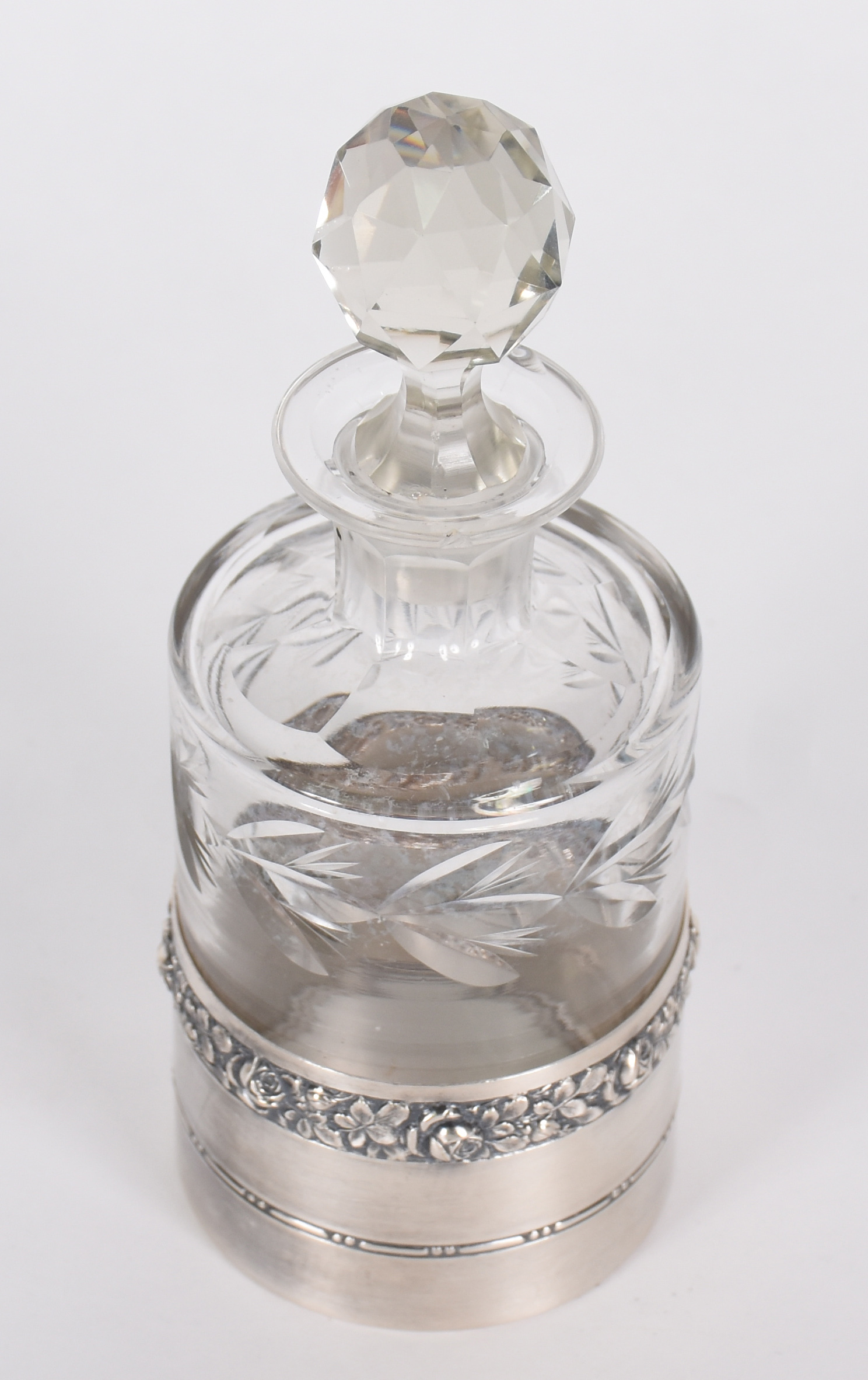 Perfumeiro com tampa em cristal europeu lapidado , suporte em prata... - foto 2 de 5