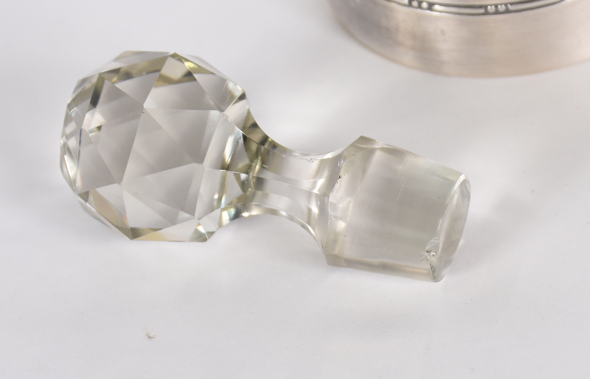 Perfumeiro com tampa em cristal europeu lapidado , suporte em prata... - foto 3 de 5
