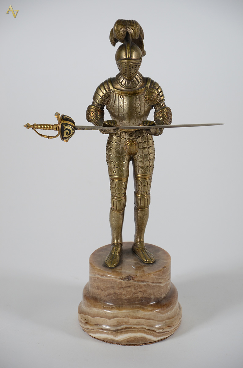 Escultura de bronze representando armadura com base de mármore... - foto 1 de 2