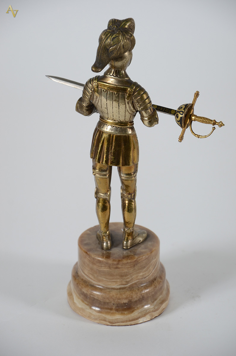 Escultura de bronze representando armadura com base de mármore... - foto 2 de 2
