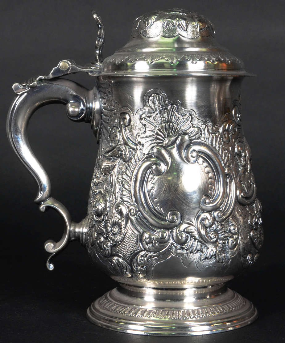 Tankard – Prata inglesa cinzelada e repuxada em concheados e... - foto 1 de 3