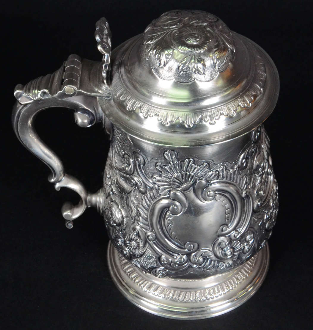 Tankard – Prata inglesa cinzelada e repuxada em concheados e... - foto 2 de 3