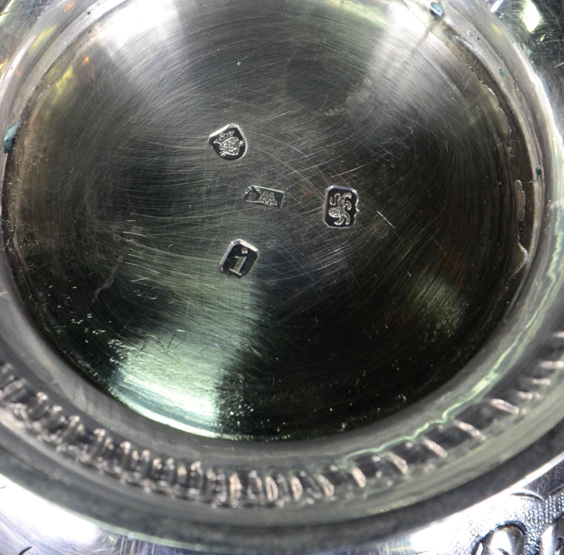 Tankard – Prata inglesa cinzelada e repuxada em concheados e... - foto 3 de 3
