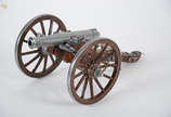 Canhão em miniatura de madeira com metal. Altur... - Canhão em miniatura de madeira com metal. Altura 16 cm e comprimento 38 cm.