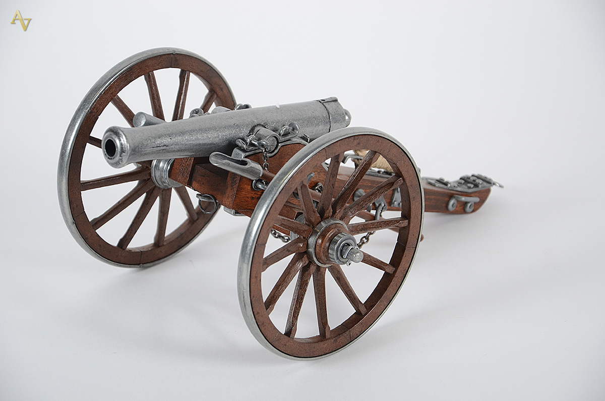 Canhão em miniatura de madeira com metal. Altura 16 cm e comprimento... - foto 1 de 2
