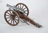 Canhão em miniatura de madeira com metal. Altur... - Canhão em miniatura de madeira com metal. Altura 16 cm e comprimento 38 cm.