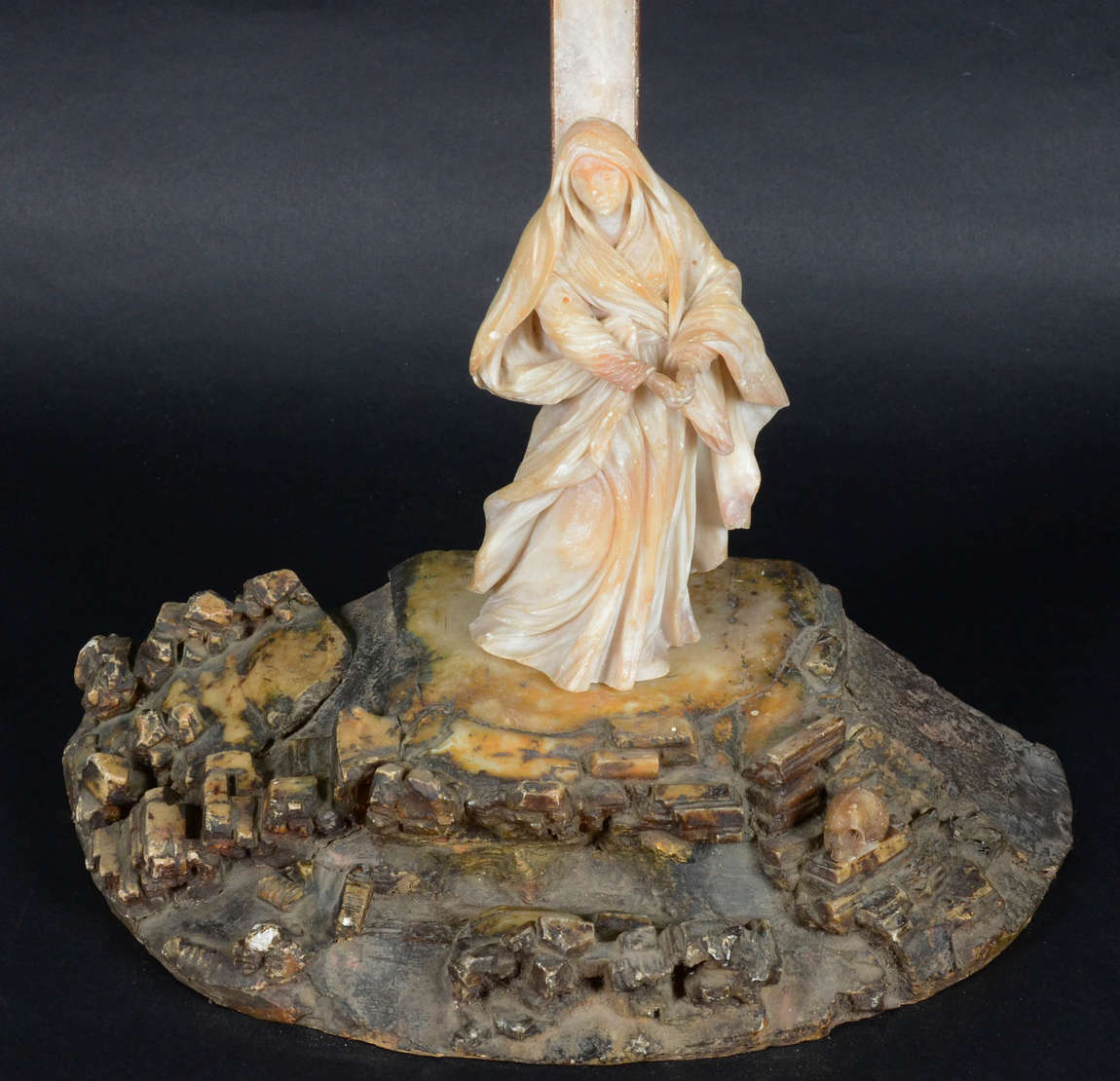 Arte Sacra – Calvário, grupo escultórico em pedra sabão – Cruz no... - foto 4 de 4