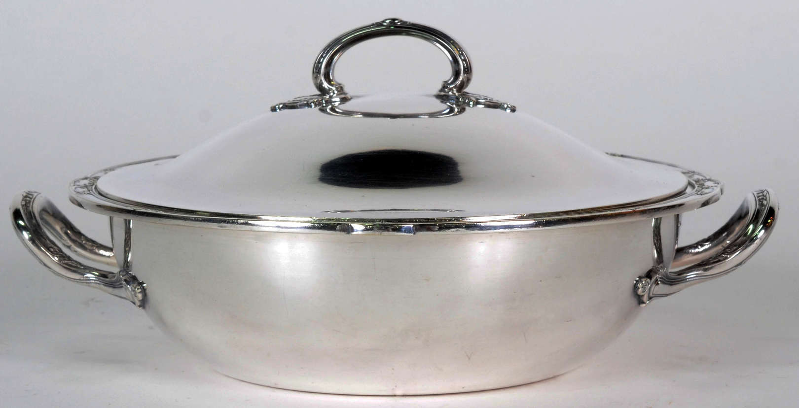 A - Legumeira com tampa e duas asas – “silver plate” francês – Marca... - foto 1 de 3