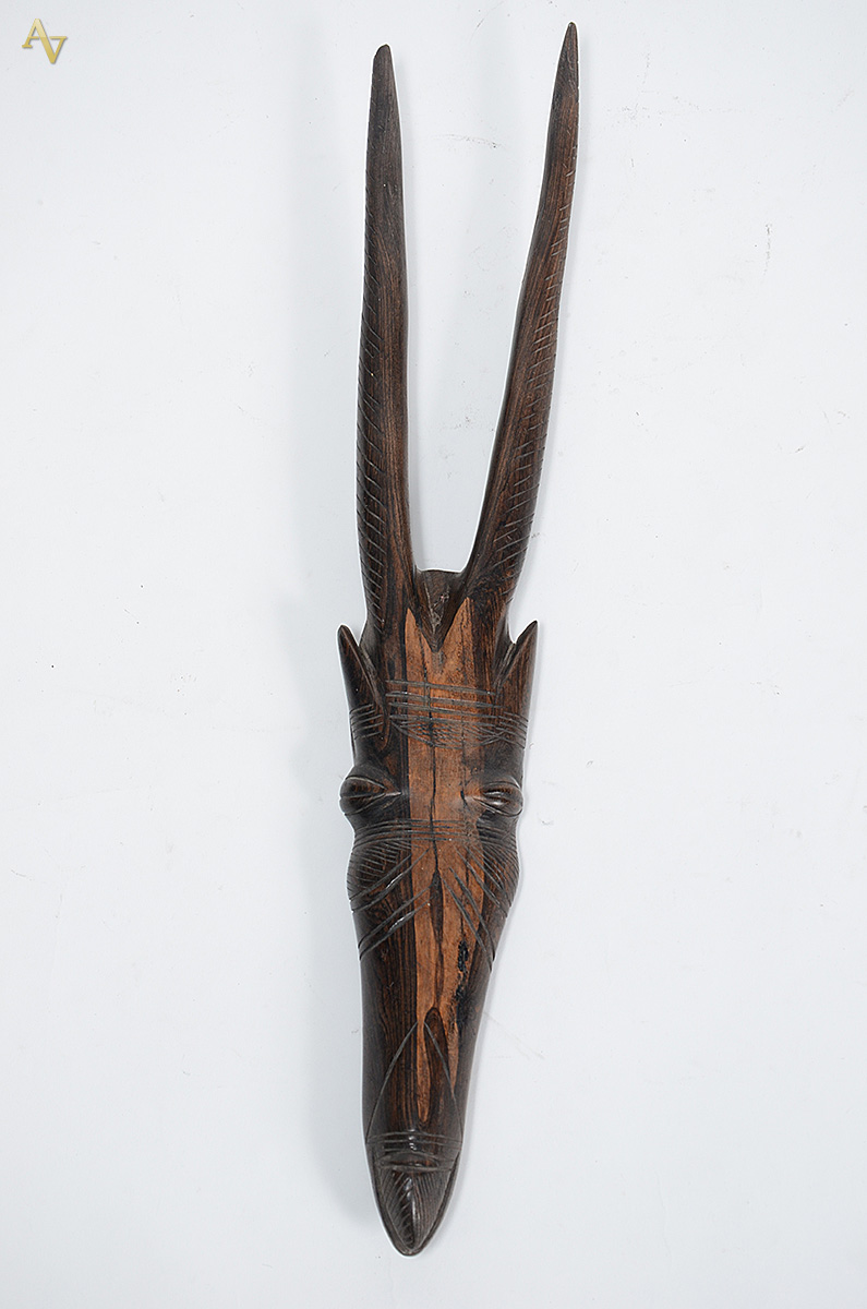Entalhe em madeira africana cabeça de animal. Altura 51 cm.