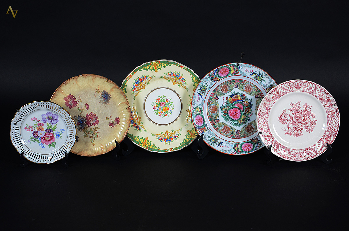 Cinco pratos de parede diversos, sendo um de porcelana alemã com...
