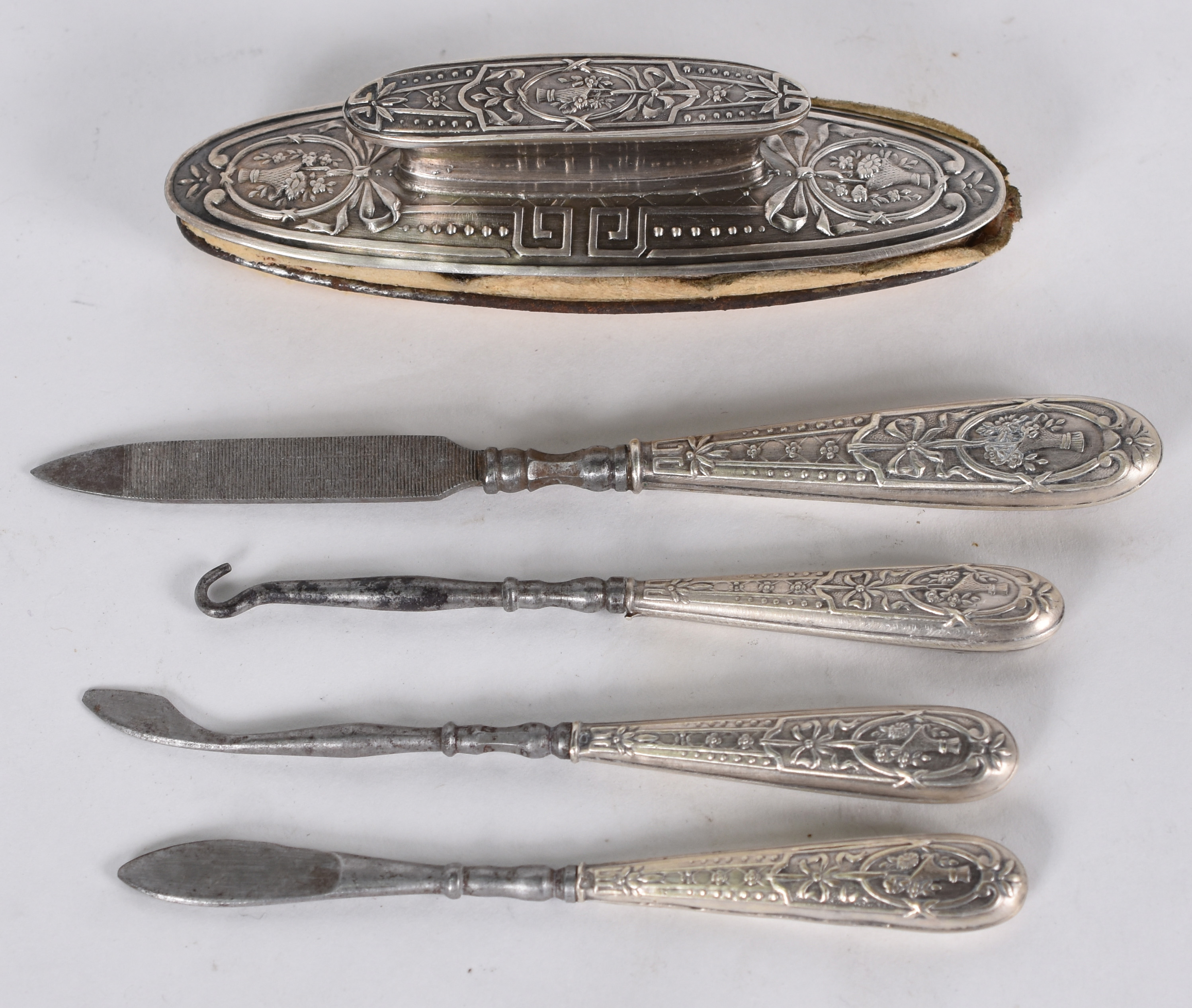 Delicado conjunto com 5 peças em prata Francesa contrastada para uso... - foto 1 de 4