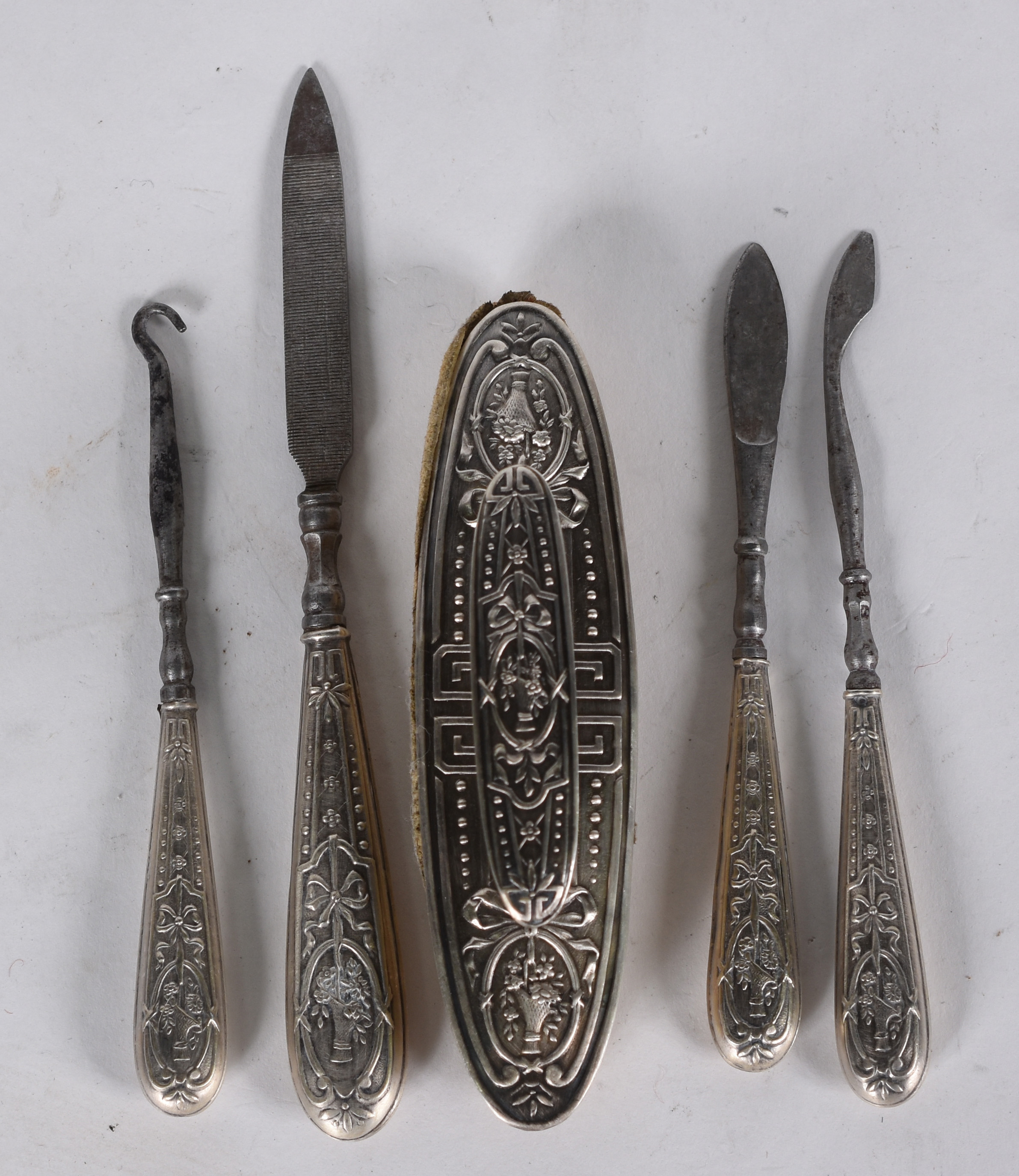 Delicado conjunto com 5 peças em prata Francesa contrastada para uso... - foto 2 de 4