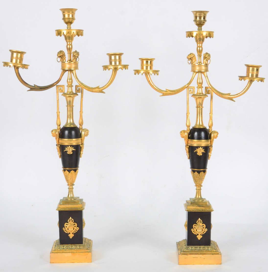Par de candelabros neo clássicos – três velas cada – Bronze em negro... - foto 1 de 5