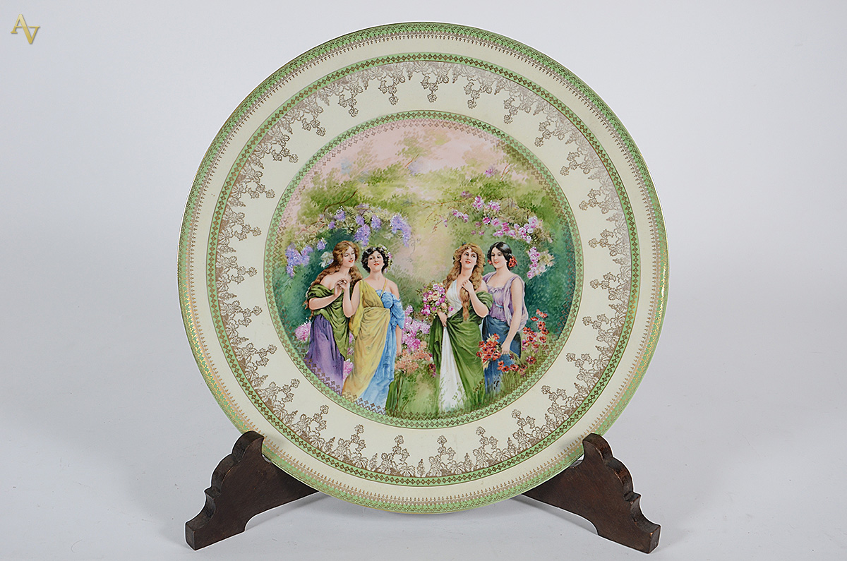 Medalhão de porcelana com figuras femininas em policromia. Diâmetro...