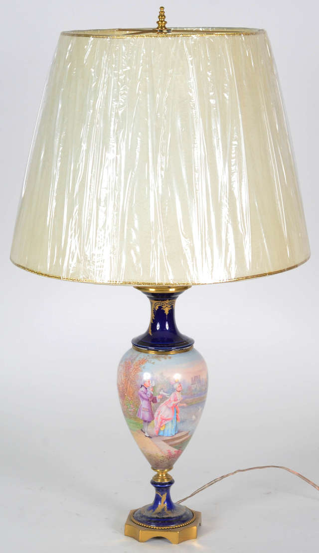 Abajur – Porcelana de Sèvres – Decoração em azul cobalto e ouro, com... - foto 1 de 4