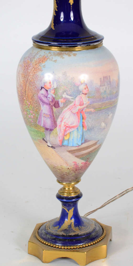 Abajur – Porcelana de Sèvres – Decoração em azul cobalto e ouro, com... - foto 2 de 4