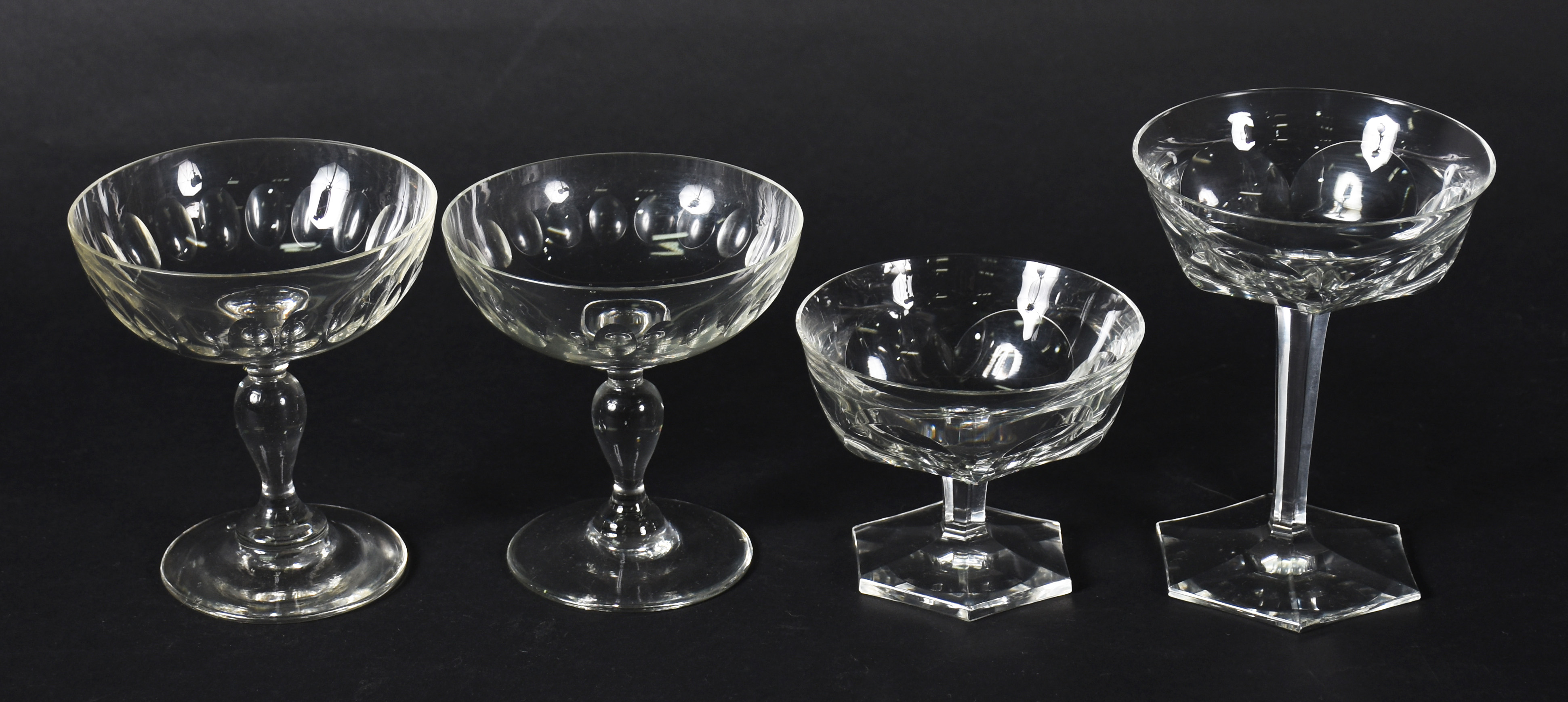 Vinte e seis taças para champagne em diversos modelos de cristal . - foto 2 de 3