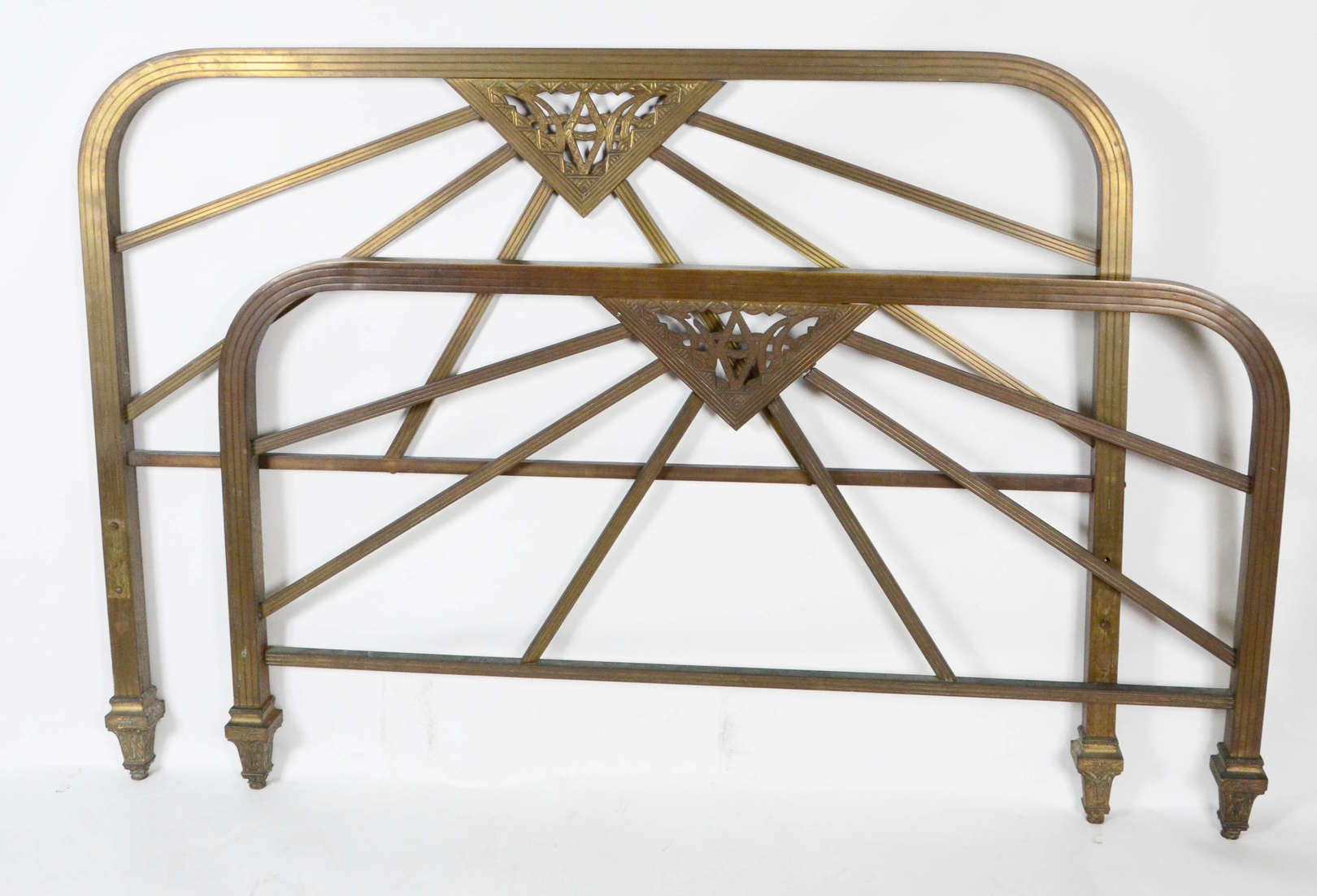 Cama Art Deco –Cama Art deco em metal polido em cor de ouro – Suporte... - foto 1 de 3