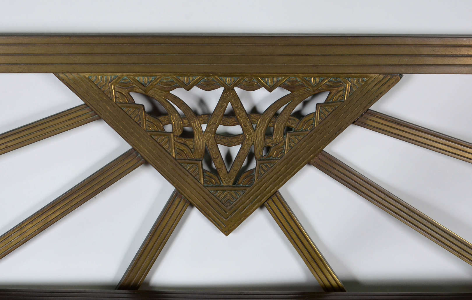 Cama Art Deco –Cama Art deco em metal polido em cor de ouro – Suporte... - foto 2 de 3